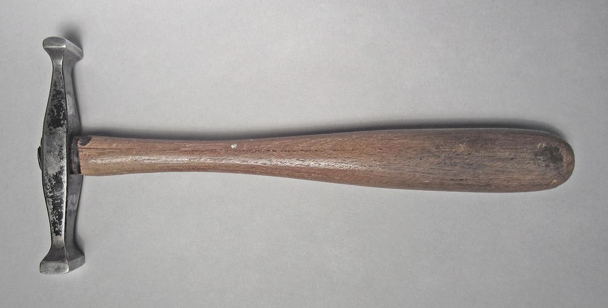 1986.0050.813.001.010, Hammer, side 2