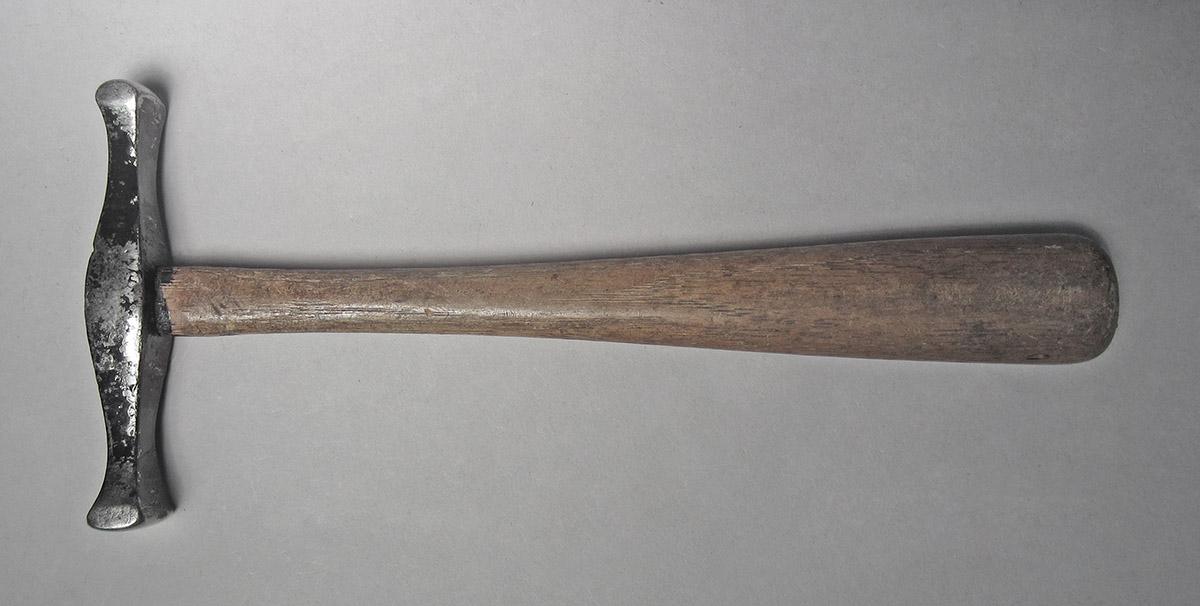 1986.0050.813.001.011, Hammer, side 1