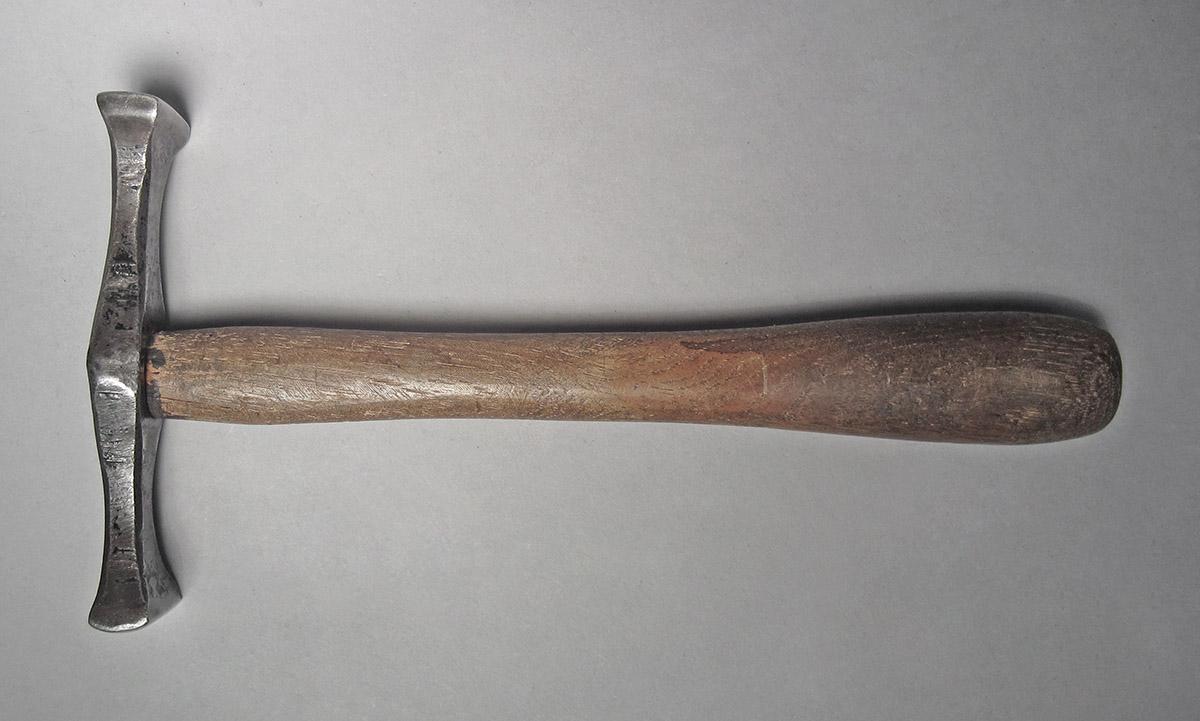 1986.0050.813.001.012, Hammer, side 1