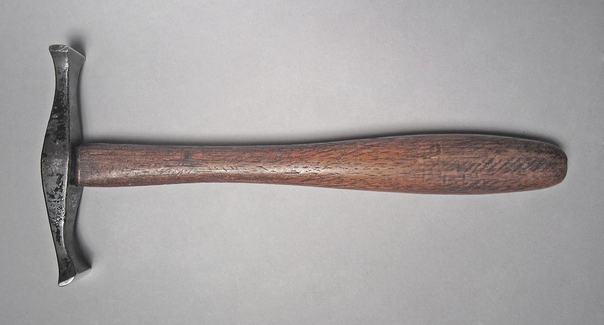 1986.0050.813.001.013, Hammer, side 1