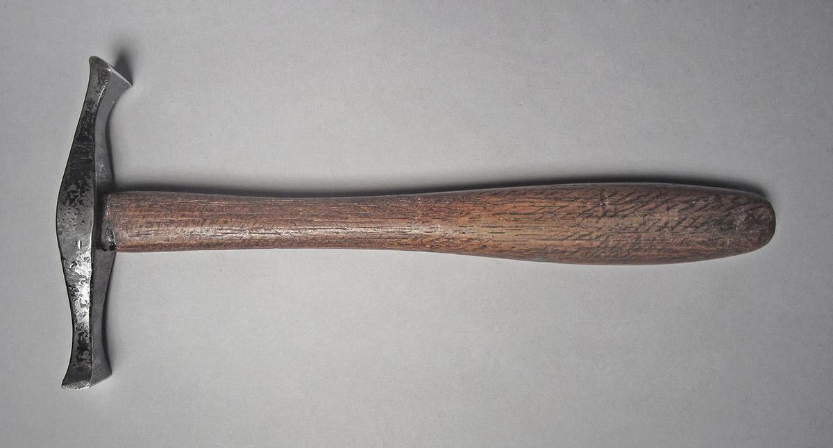 1986.0050.813.001.013, Hammer, side 2