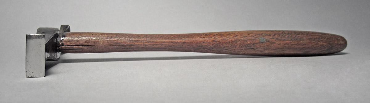 1986.0050.813.001.013, Hammer, side 3