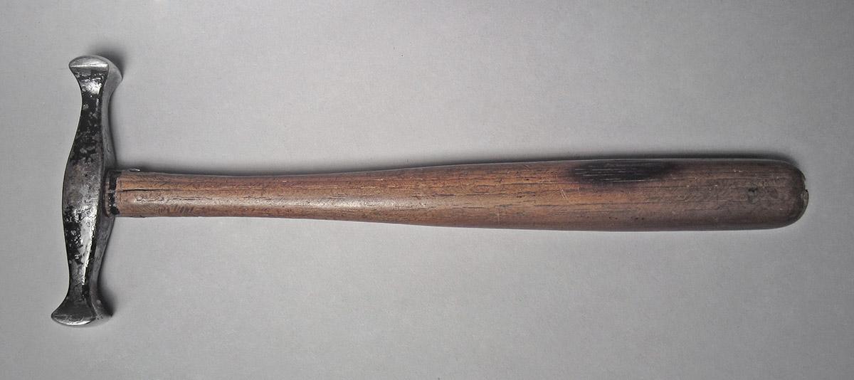1986.0050.813.001.014, Hammer, side 1
