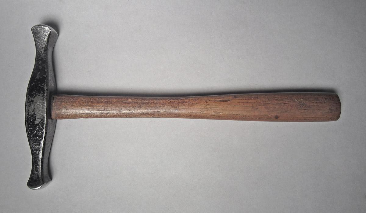 1986.0050.813.001.015, Hammer, side 1
