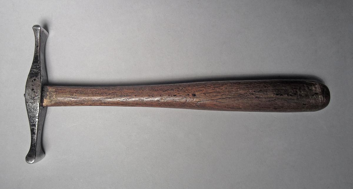 1986.0050.813.001.017, Hammer, side 1