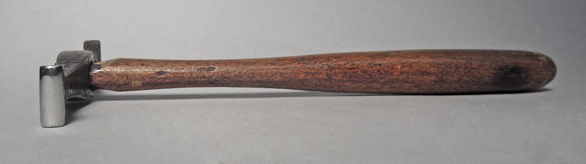 1986.0050.813.001.017, Hammer, side 3