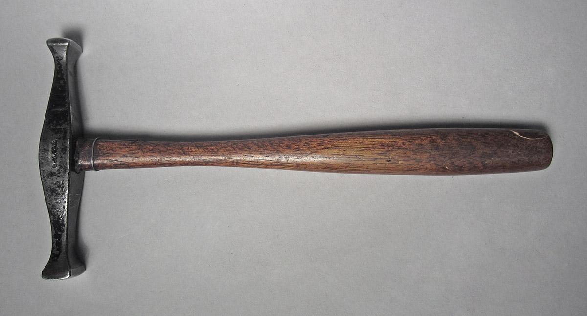 1986.0050.813.001.018, Hammer, side 1