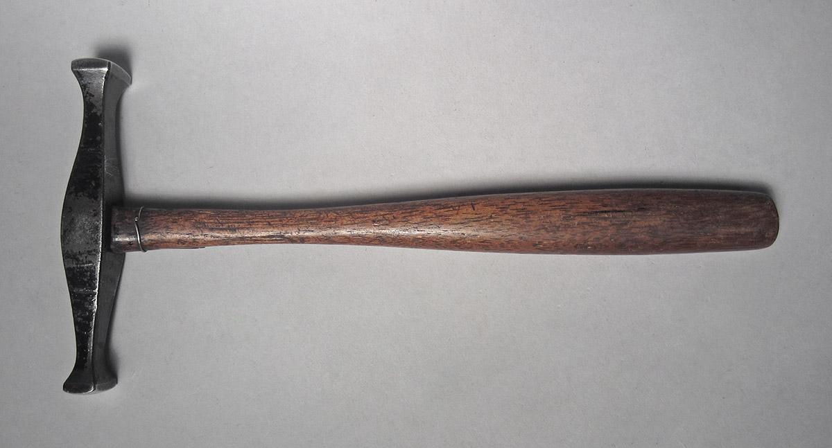 1986.0050.813.001.018, Hammer, side 2