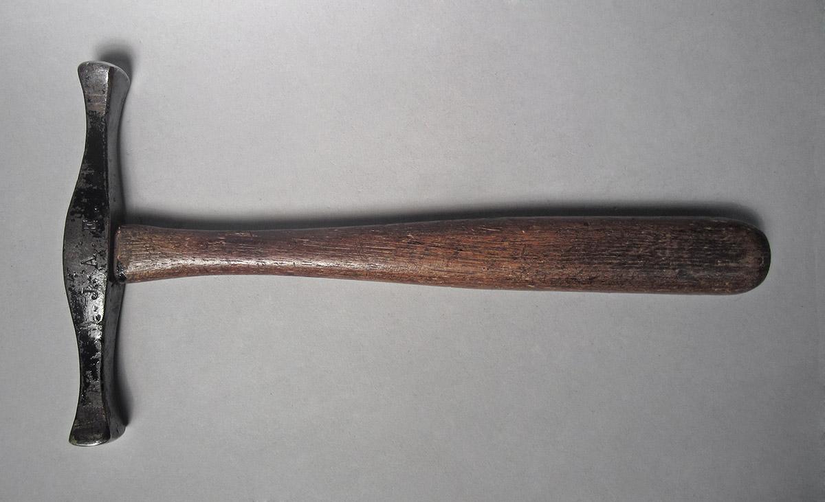 1986.0050.813.001.019, Hammer, side 1