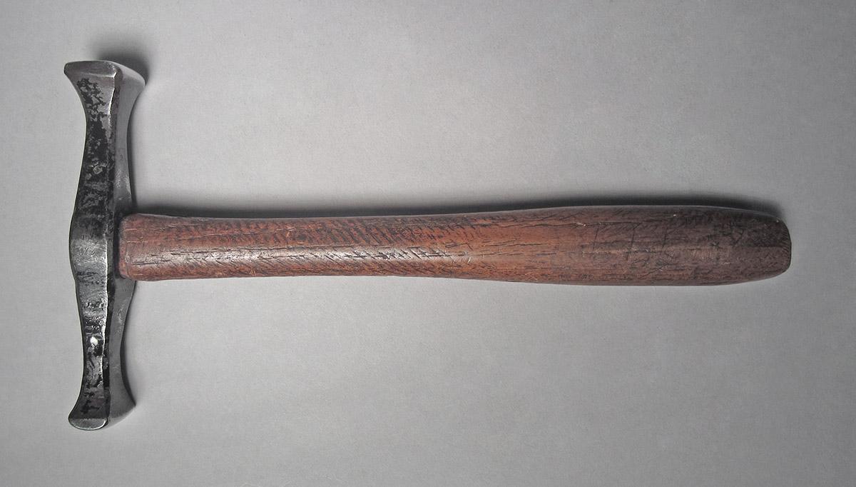 1986.0050.813.001.020, Hammer, side 1