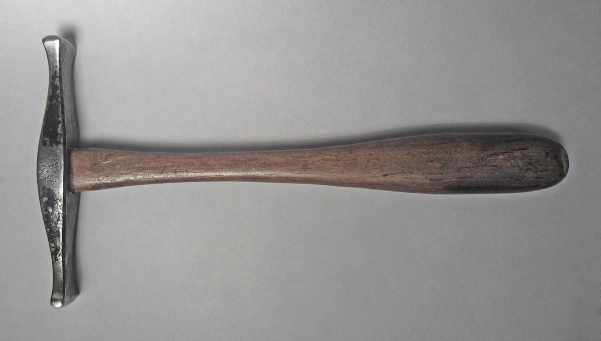 1986.0050.813.001.021, Hammer, side 1