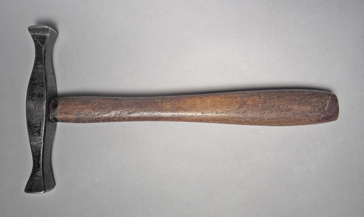 1986.0050.813.001.022, Hammer, side 1