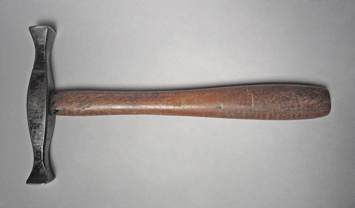 1986.0050.813.001.022, Hammer, side 2