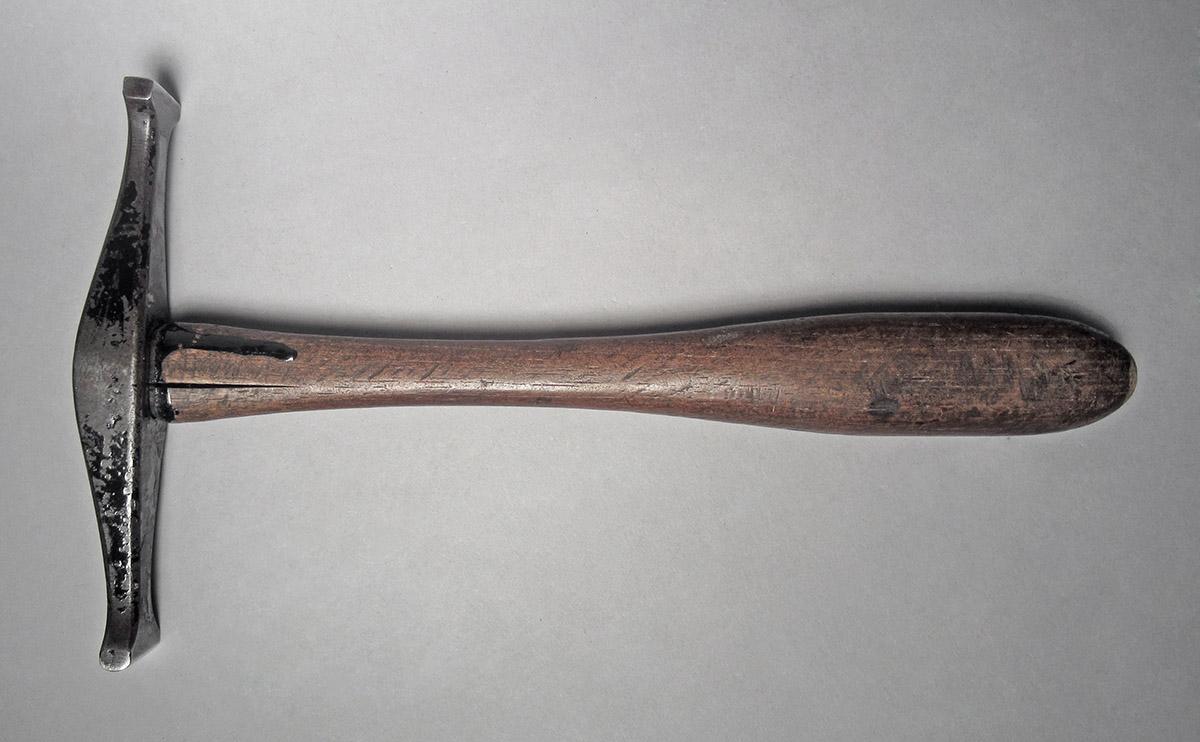 1986.0050.813.001.023, Hammer, side 1