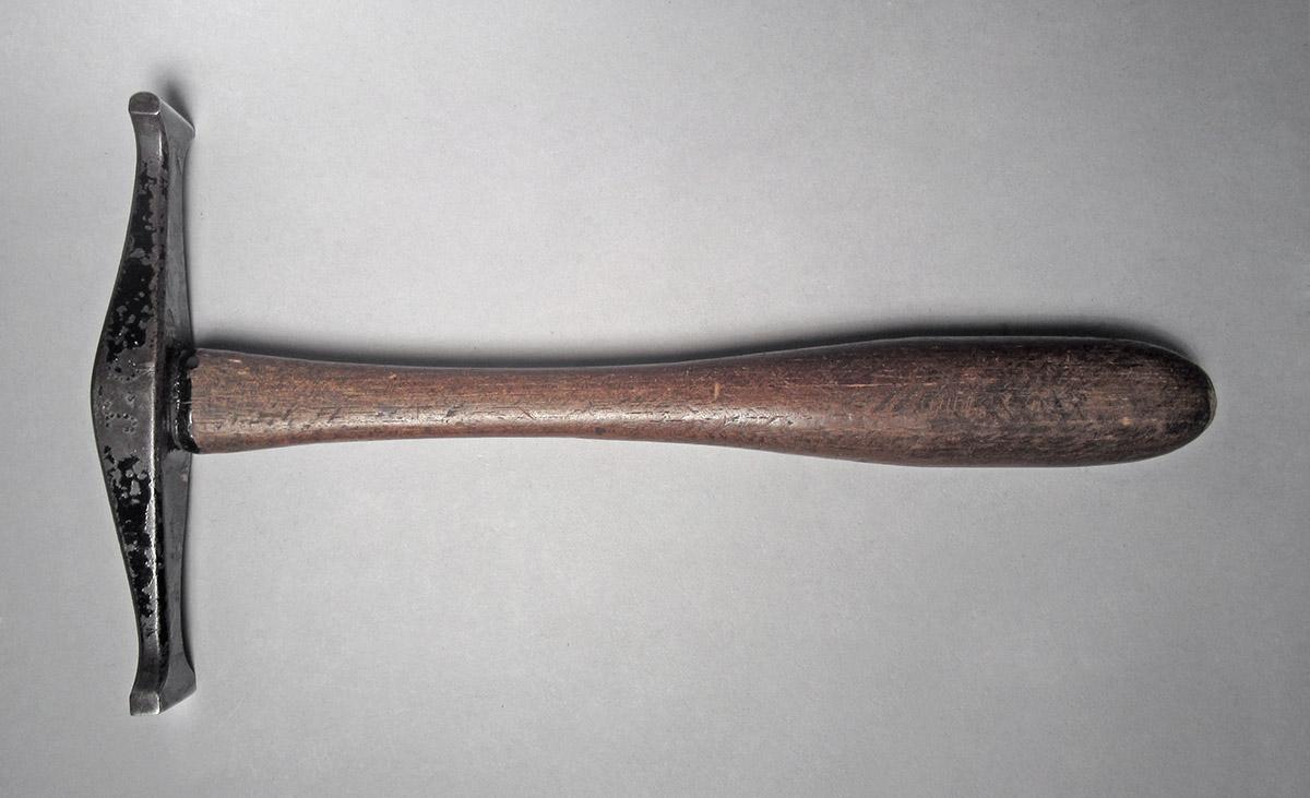 1986.0050.813.001.023, Hammer, side 2