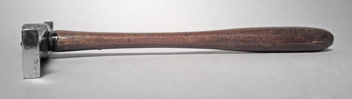 1986.0050.813.001.023, Hammer, side 3