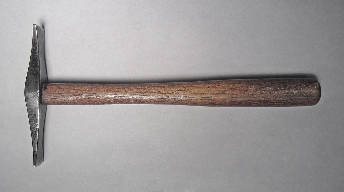 1986.0050.813.001.024, Hammer, side 1