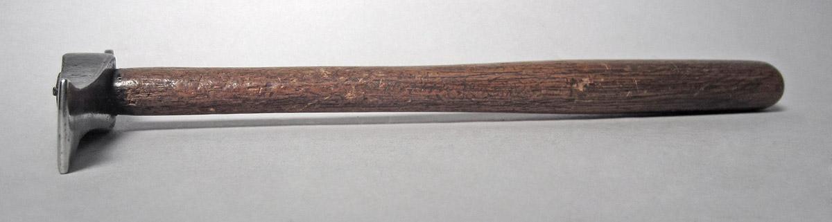 1986.0050.813.001.024, Hammer, side 4