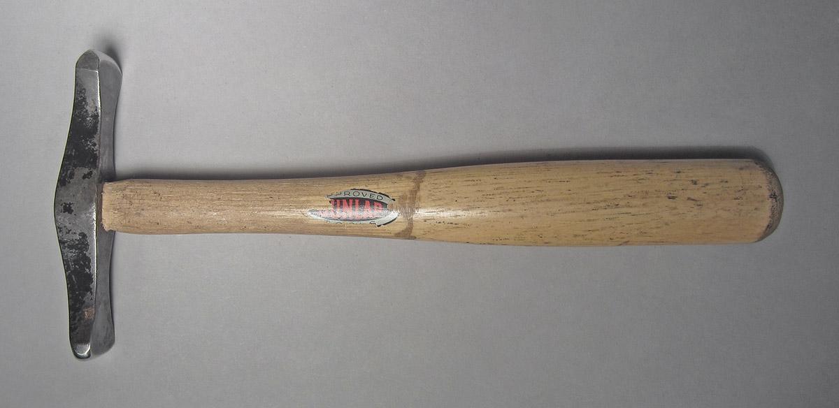 1986.0050.813.001.025, Hammer, side 1