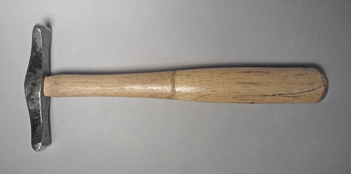 1986.0050.813.001.025, Hammer, side 2