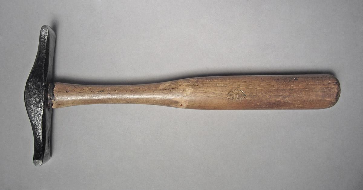 1986.0050.813.001.026, Hammer, side 1