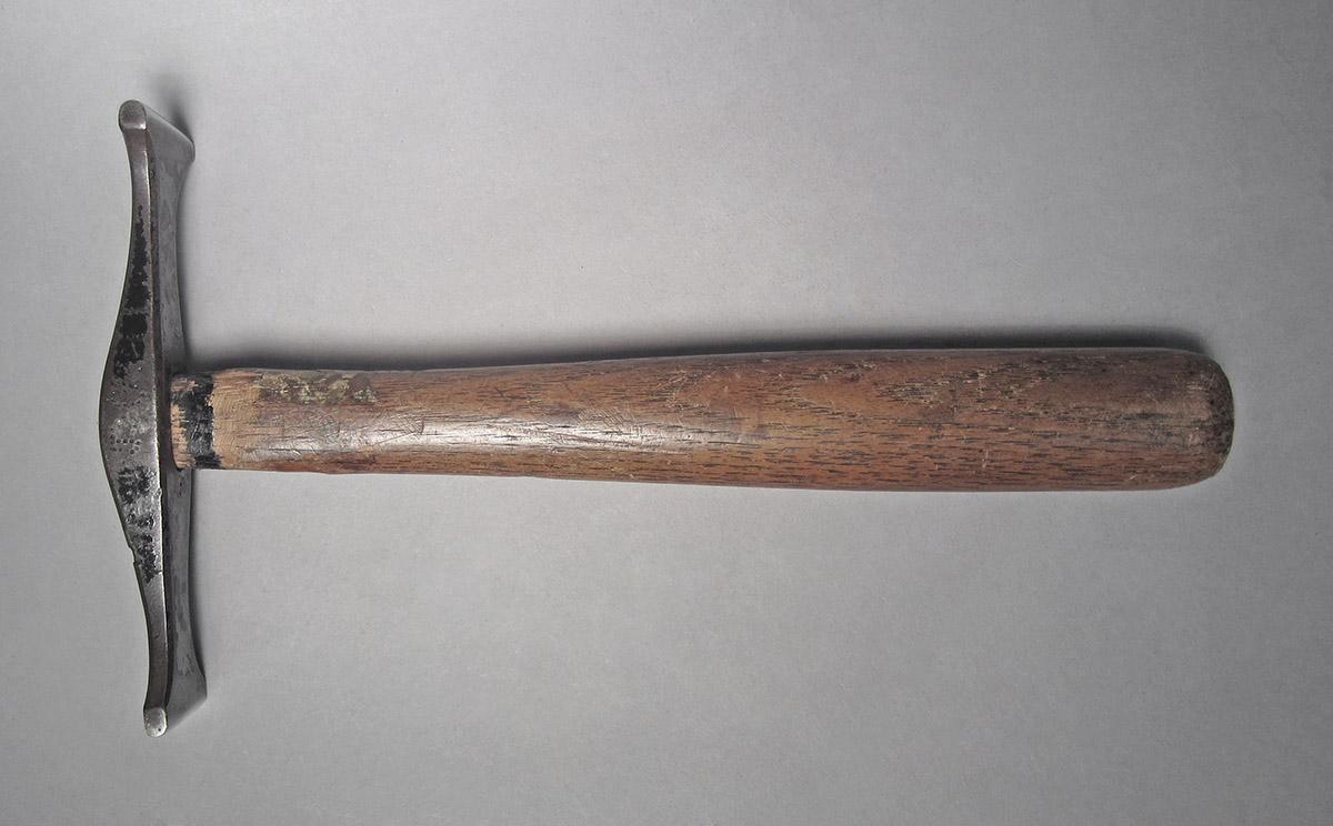 1986.0050.813.001.027, Hammer, side 1