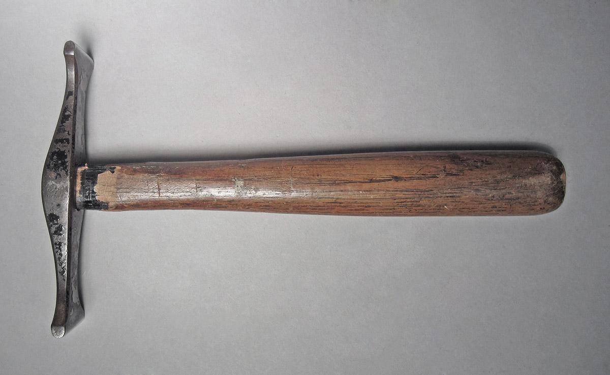 1986.0050.813.001.027, Hammer, side 2