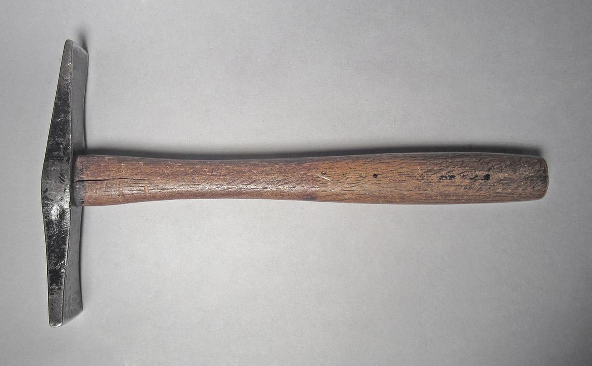 1986.0050.813.001.028, Hammer, side 1
