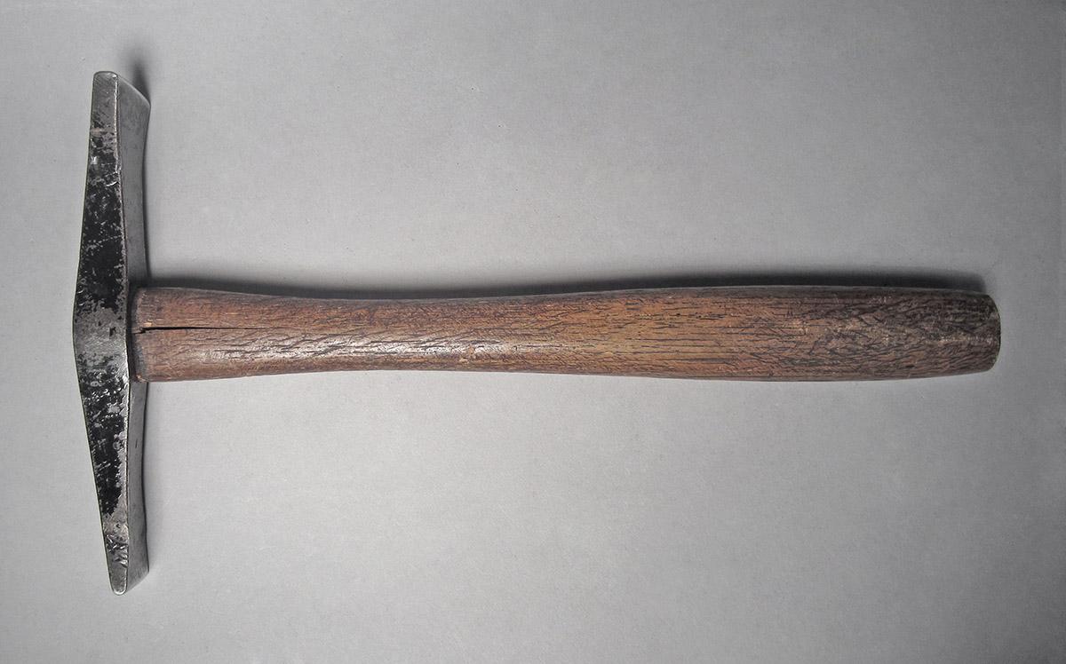 1986.0050.813.001.028, Hammer, side 2
