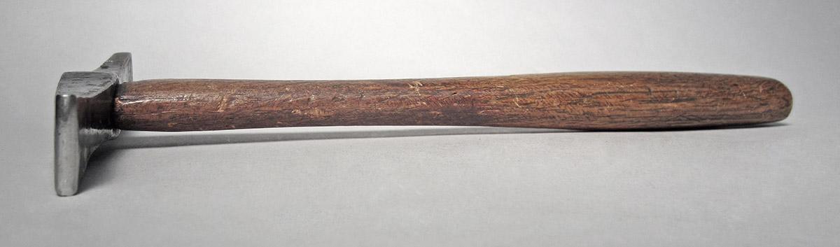 1986.0050.813.001.028, Hammer, side 3
