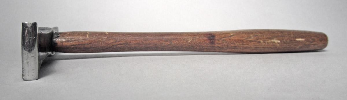 1986.0050.813.001.028, Hammer, side 4
