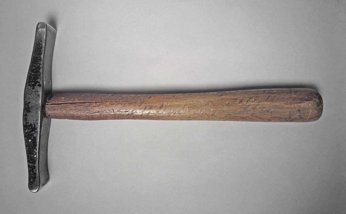 1986.0050.813.001.029, Hammer, side 1