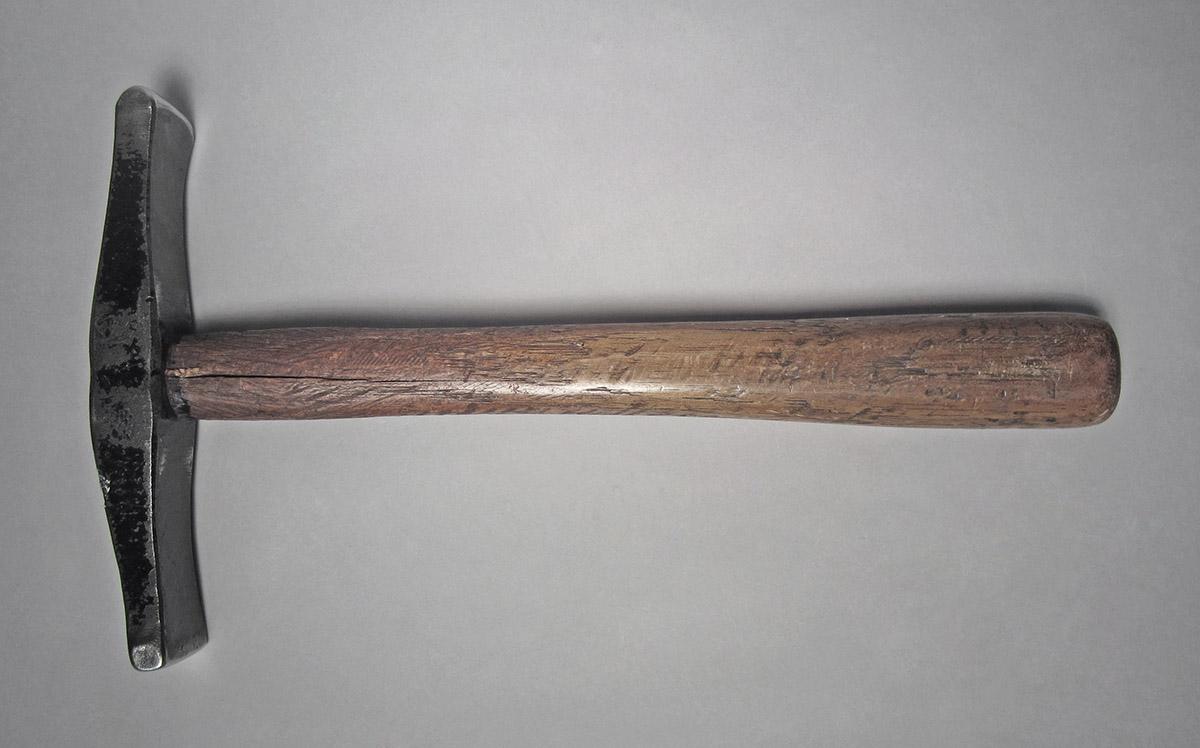 1986.0050.813.001.029, Hammer, side 2