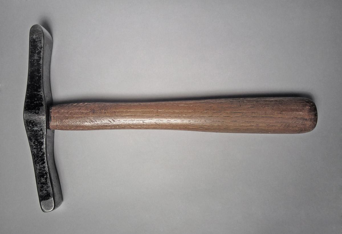 1986.0050.813.001.030, Hammer, side 1