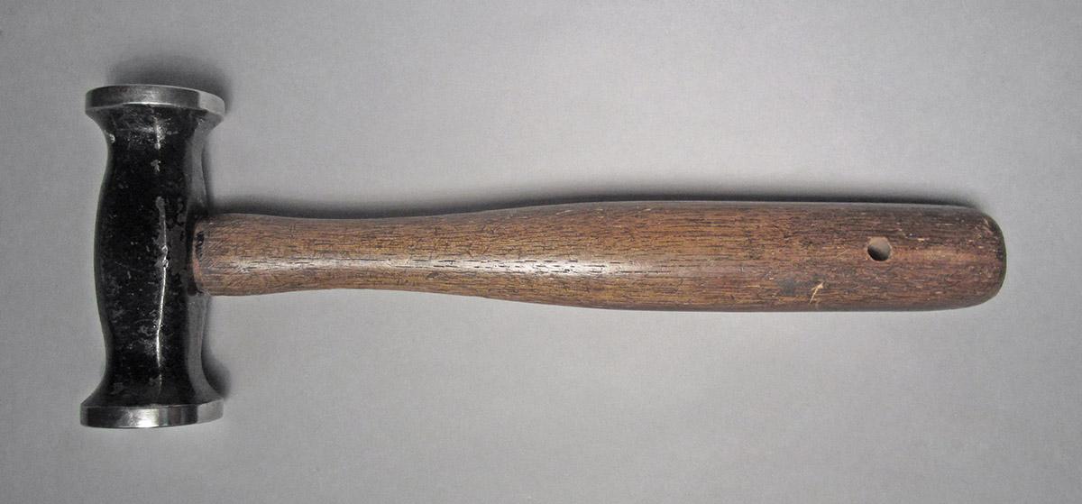 1986.0050.813.001.031, Hammer, side 1