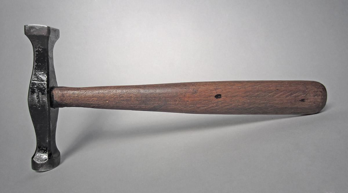 1986.0050.813.001.037 , Hammer, side 1
