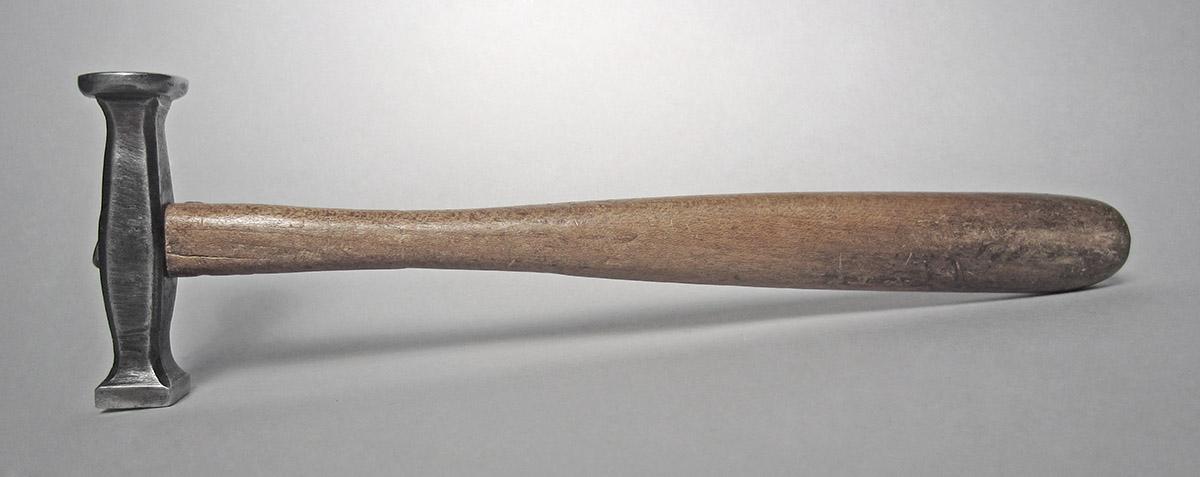 1986.0050.813.001.039 , Hammer, side 1