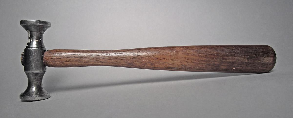 1986.0050.813.001.040, Hammer, side 1