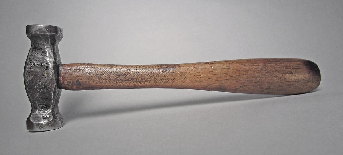 1986.0050.813.001.041, Hammer, side 1