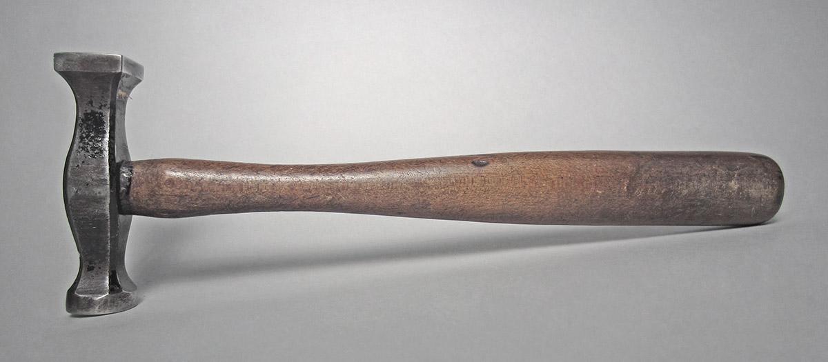 1986.0050.813.001.042, Hammer, side 1