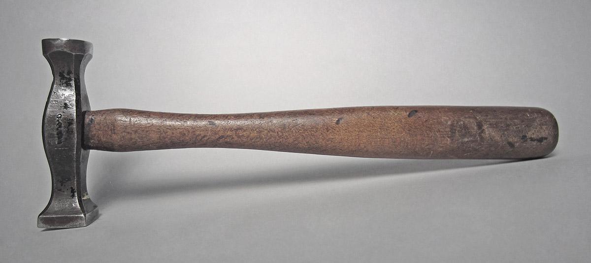 1986.0050.813.001.042, Hammer, side 2