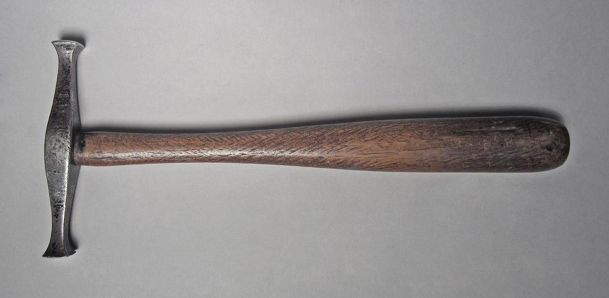1986.0050.813.001.044, Hammer, side 1