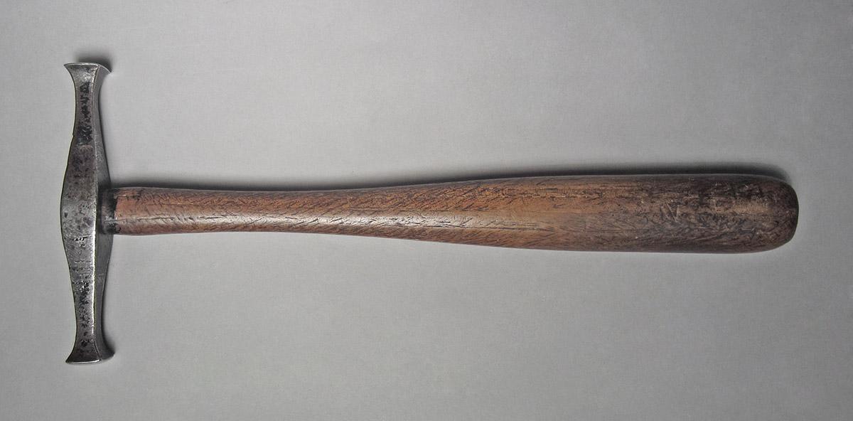1986.0050.813.001.044, Hammer, side 2