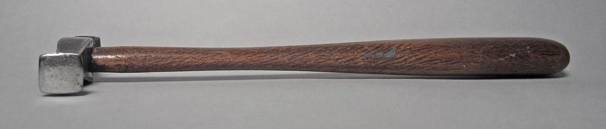 1986.0050.813.001.044, Hammer, side 4