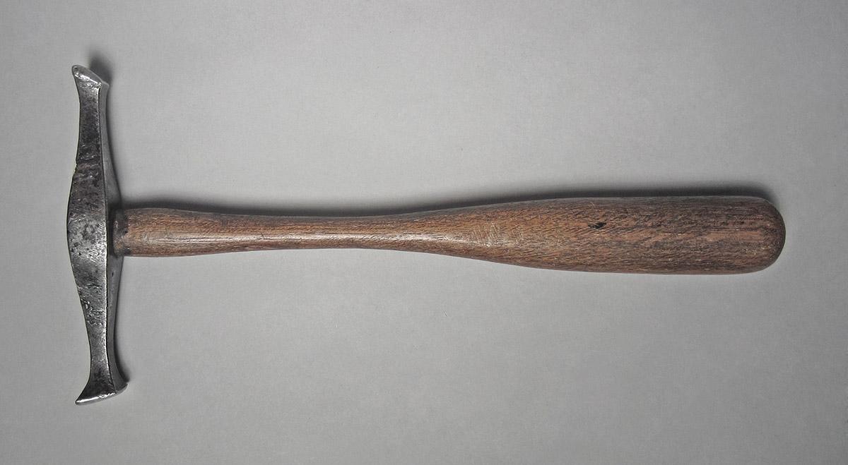 1986.0050.813.001.045, Hammer, side 1