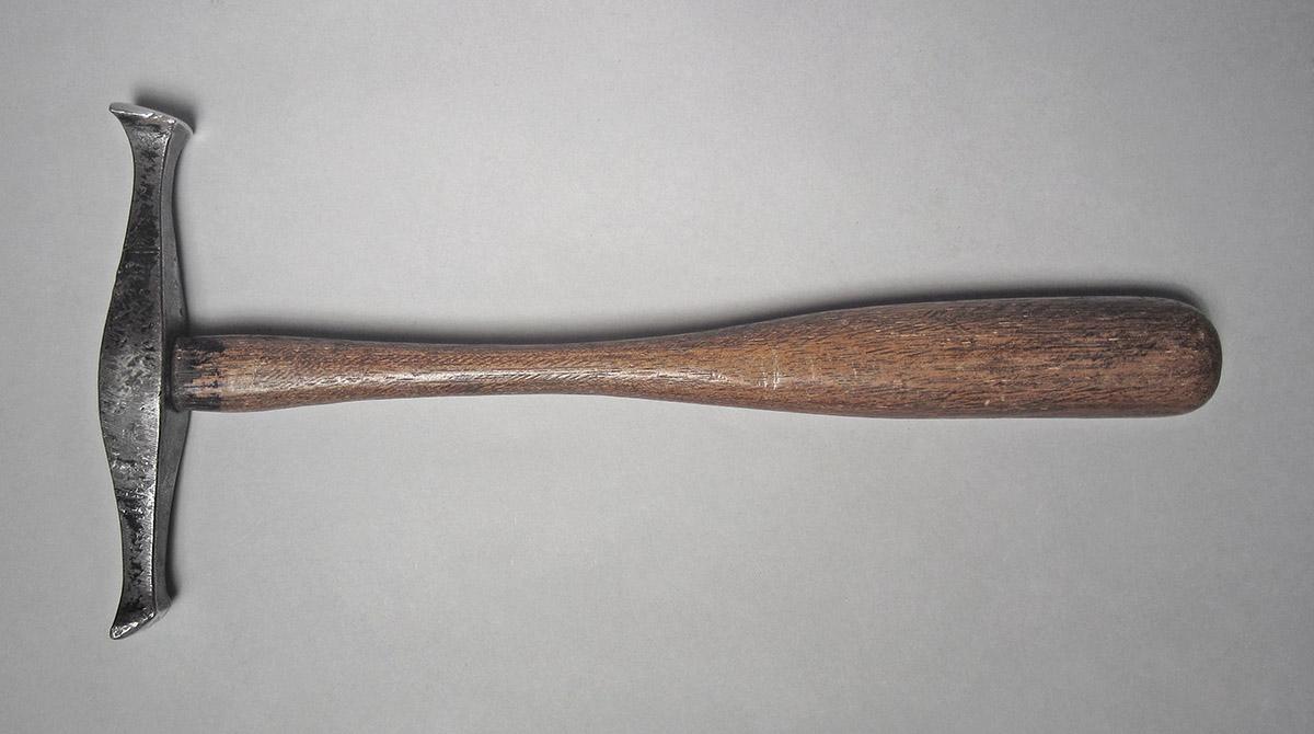 1986.0050.813.001.045, Hammer, side 2