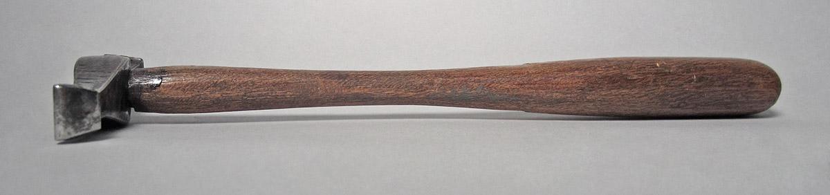 1986.0050.813.001.045, Hammer, side 3