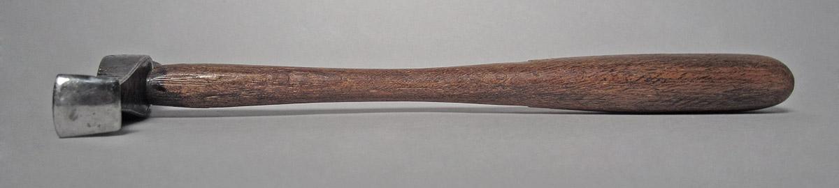 1986.0050.813.001.045, Hammer, side 4