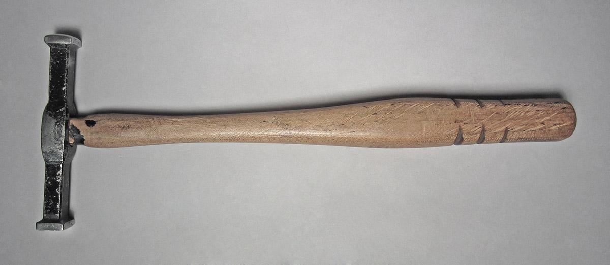 1986.0050.813.001.046, Hammer, side 1