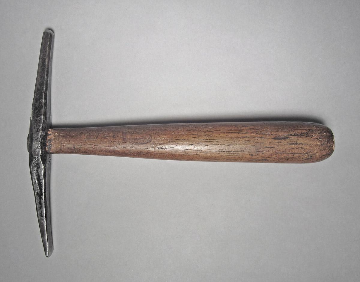 1986.0050.813.001.047, Hammer, side 1